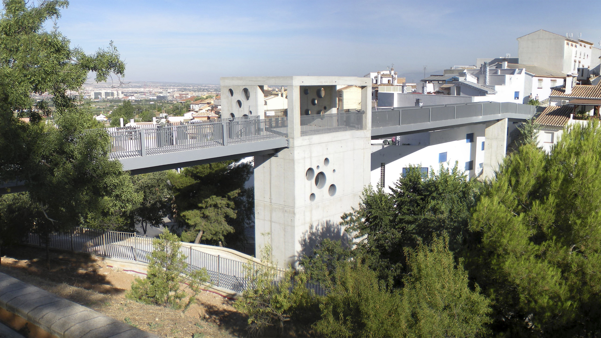 Pasarela peatonal sobre barranco DoÃ±a Juana en HuÃ©tor Vega